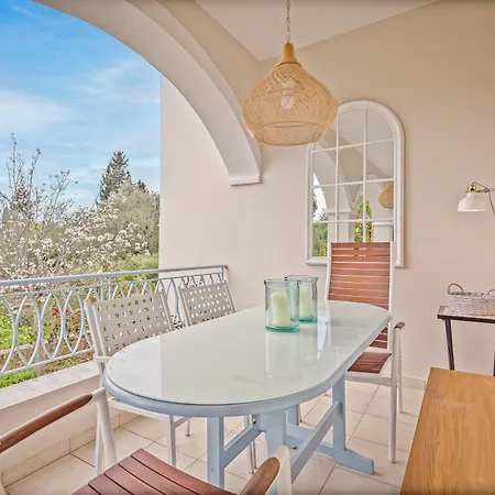 Decavos House Liapades