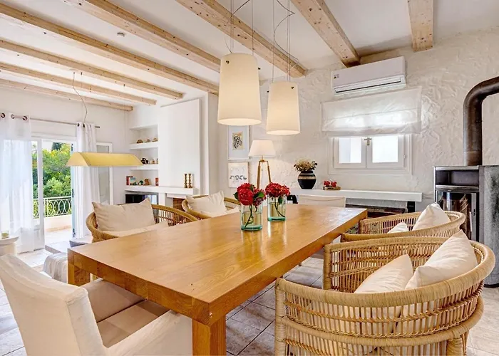 Decavos House *