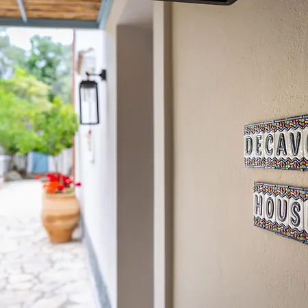 Decavos House