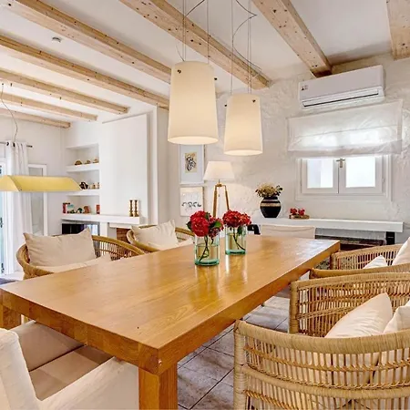 Decavos House *